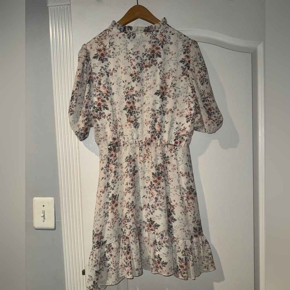 Missguided Multicolor Floral Dress with Puff Sleeves - Picture 5 of 5